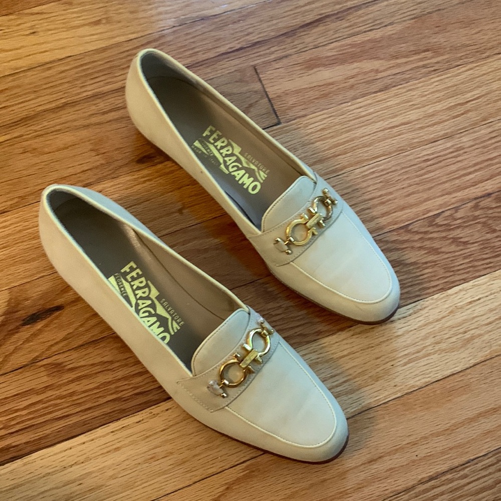 Gorgeous Salvatore Ferragamo nude light brown loafers